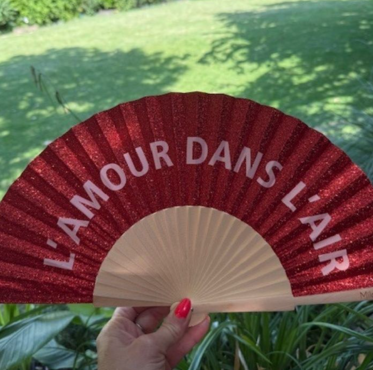Eventail L'amour dans l'air à paillettes rouge