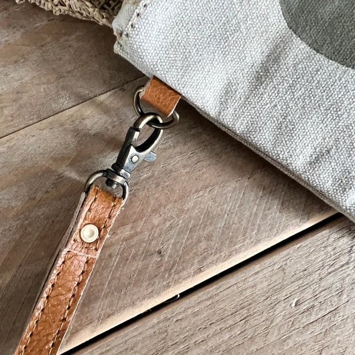 Pochette coeur olive (toile) peinte à la main