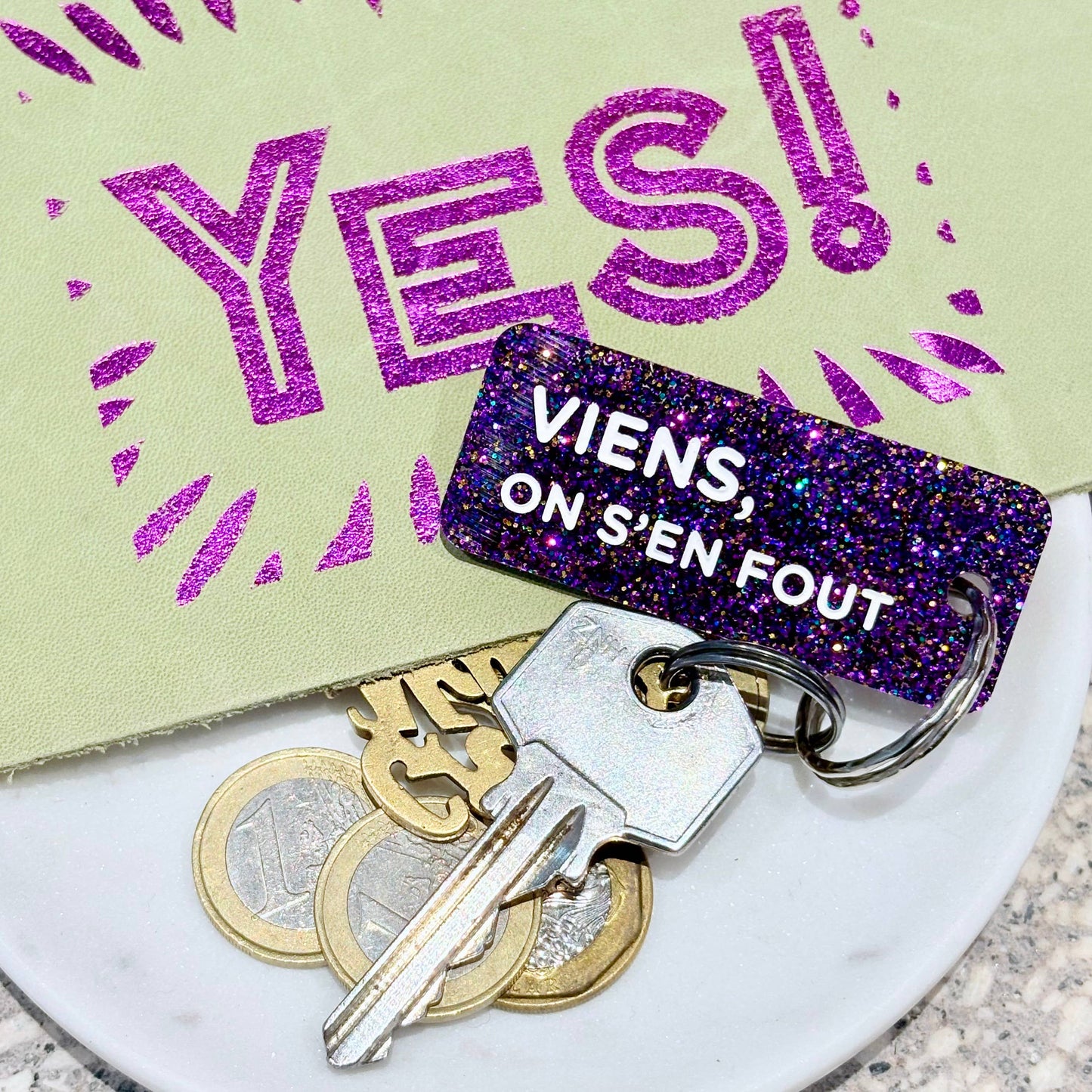 VIENS, ON S'EN FOUT Porte-clés à paillettes Plus de Love